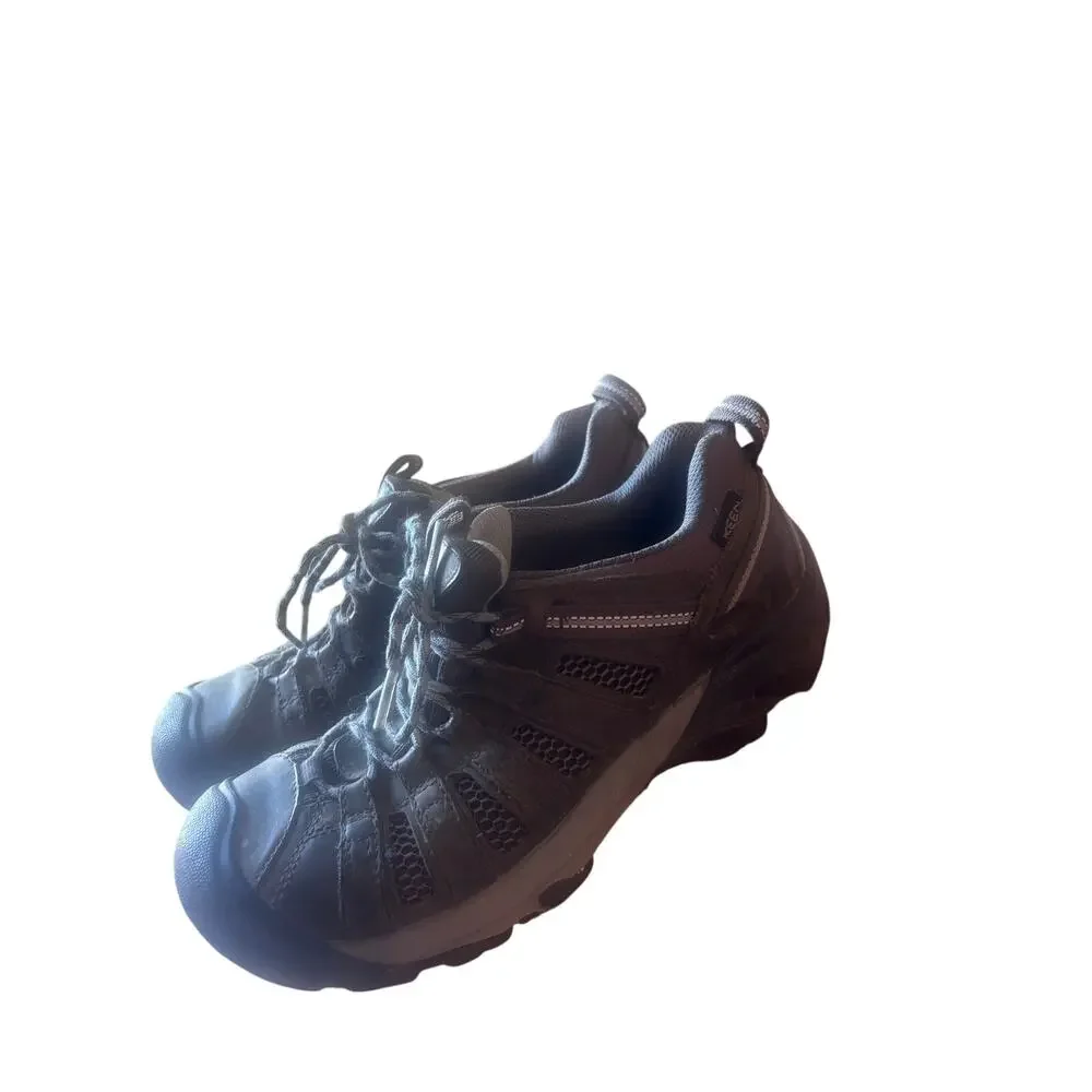 Woman’s Keen hiking shows size 9 in great condition lots of life left